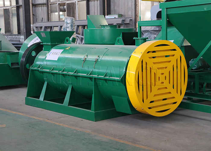 مُحَبِّب الأسمدة في تحبيب المواد العضوية مثل التبن وروث الخيل وبقايا الخضروات وحمض الفولفيك