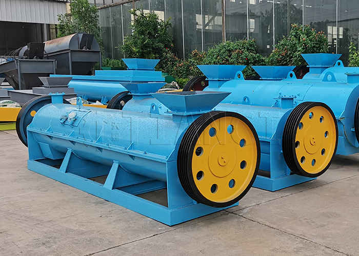 مُحَبِّب الأسمدة في تحبيب المواد العضوية مثل التبن وروث الخيل وبقايا الخضروات وحمض الفولفيك