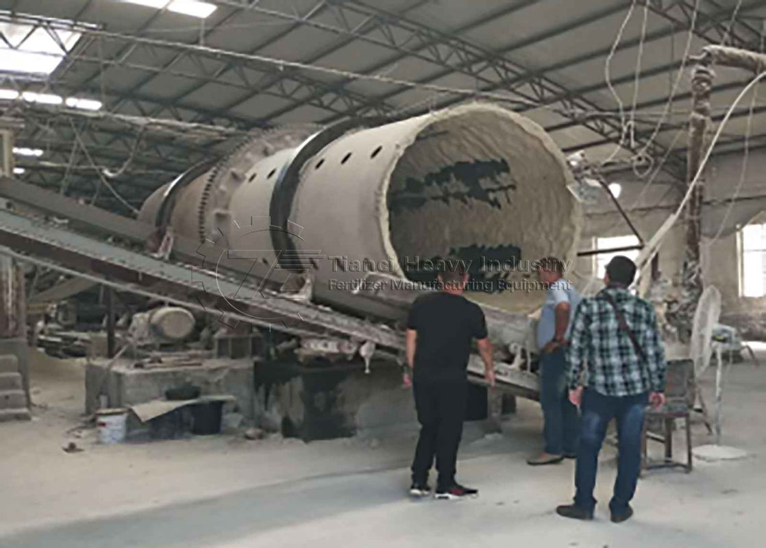 محبة المياه بالرش - نوع إضافة الماء محبب أسطواني محبب أسطواني للأسمدة العضوية خط تحبيب المحبب الأسطواني